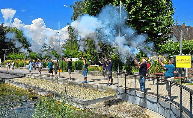 Gehört immer zum Hafenfest: Das Anschießen des Festes von Mitgliedern der Freiwilligen Feuerwehr.