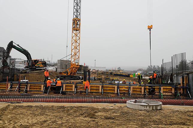 Die Sohle (Bodenplatte) für den Tunnel Röhrenberg am Westportal ist gegossen. Auf der gelben Fläche werden ab 2029 die Autos in den ...