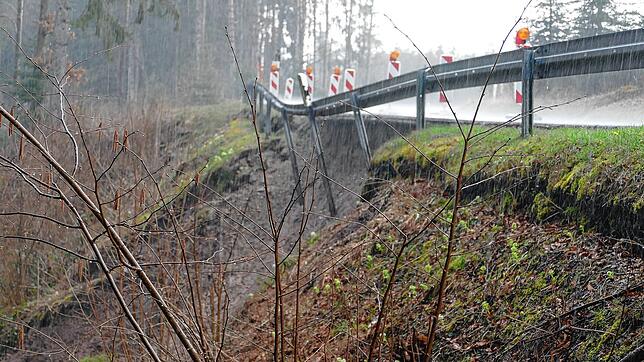 Nach einem Starkregen im März tauchte an der L 170 ein weiterer kleiner Rutschbereich am Bankett kurz vor der B 315-Einmündung auf.