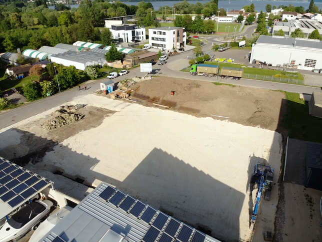 Eine Drohnenaufnahme beim Baustart im Mai 2020. Im Hintergrund ist der Kreisverkehr zu sehen, über den das Gewerbegebiet erreichbar ist. ...
