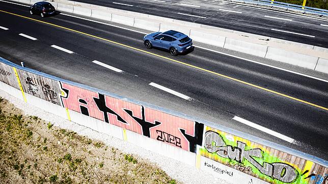 (Symbolbild) Ein Falschfahrer soll andere Verkehrsteilnehmer auf der B33 gefährdet haben. Diese sollen sich nun bei der Verkehrspolizei ...