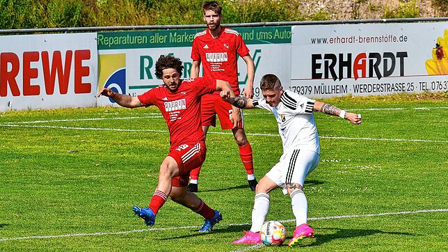 Sorgen wachsen: Gabriel Dittmar (vorn, gegen Enno Meyer) kassierte mit dem SV 08 Laufenburg II eine bittere 1:3-Niederlage im ...