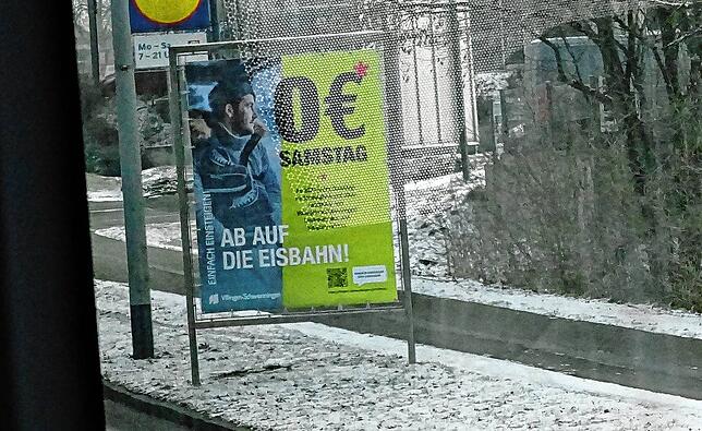 „0 Euro Samstag – Ab auf die Eisbahn!“ steht auf dem Werbeplakat in der Stadt. Umsonst auf die Eisbahn? Bis der ...