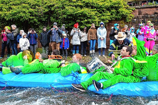 Bild 22: Batschnasse Riesengaudi: mit Pauken und Trompeten Da Bach na