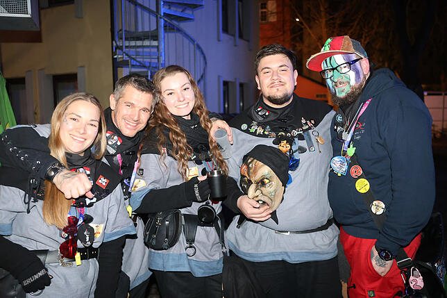 Bild 21: Konstanzer Straßenfasnacht 2025: Auch am Freitagabend wird in den Gassen gefeiert