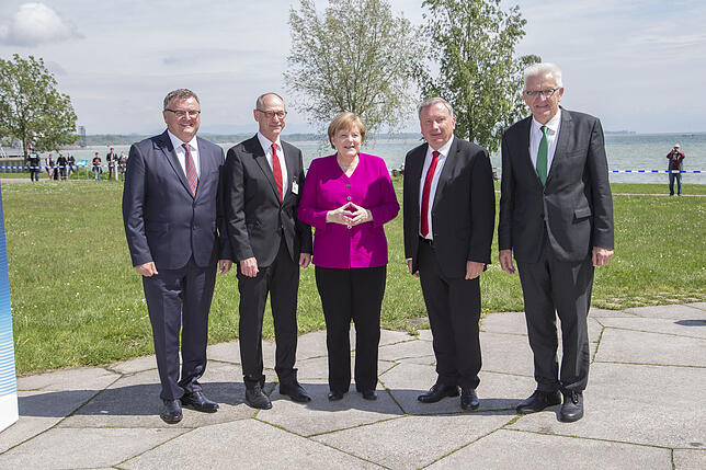 Friedrichshafens Oberbürgermeister Andreas Brand, Landrat Lothar Wölfle, Bundeskanzlerin Angela Merkel, Norbert Brackmann und ...