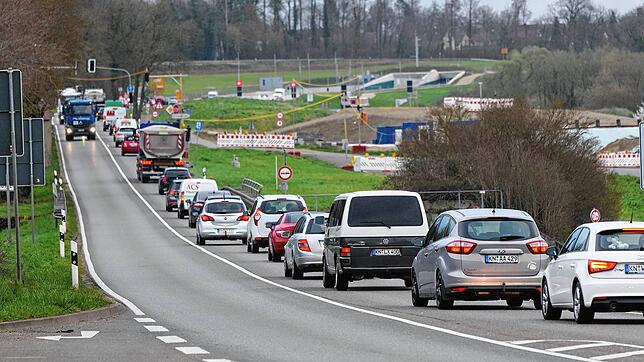 Stockender Verkehr auf der B33 zwischen Allensbach-Ost und Hegne beziehungsweise Waldsiedlungstunnel. Einem Motorradfahrer wurde das ...