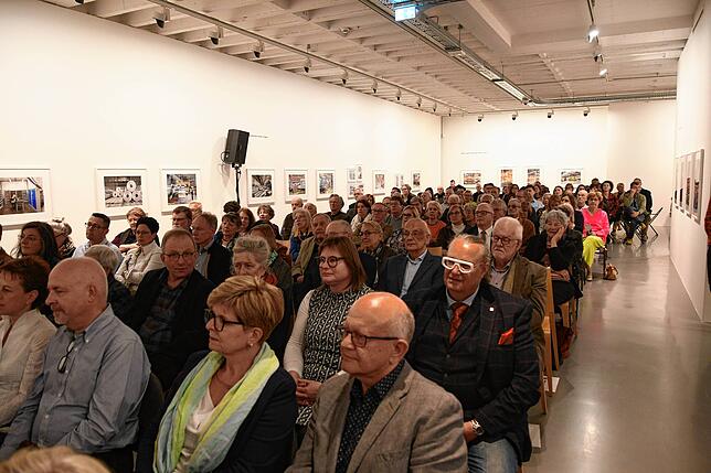 Etwa 200 Besucher wollten die Eröffnung der Doppelausstellung miterleben.