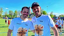 Patrick Anders gemeinsam mit Meistertrainer Björn Schlageter (rechts) im Meistershirt des FC Pfaffenweiler