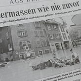 Bis zu 1,50 Meter hoch stand das Wasser in der Altstadt Schweizer Rheinfeldens (oben). Der Verbindungssteg zum Stauwehr des Kraftwerks ...