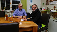Andreas Russ (links) im Gespräch mit SÜDKURIER-Mitarbeiter Wolf-Dieter Guip.