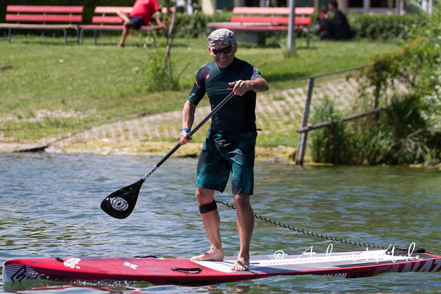 Christoph Straub auf dem Wasser: Mit seinem Board ist er durch eine Halteleine, eine sogenannte Leash, verbunden.