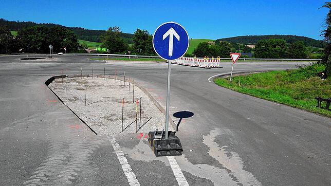 Riedböhringen ist von Hondingen aus über die Gemeindeverbindungsstraße zu erreichen, die B 27 kann man dort queren.