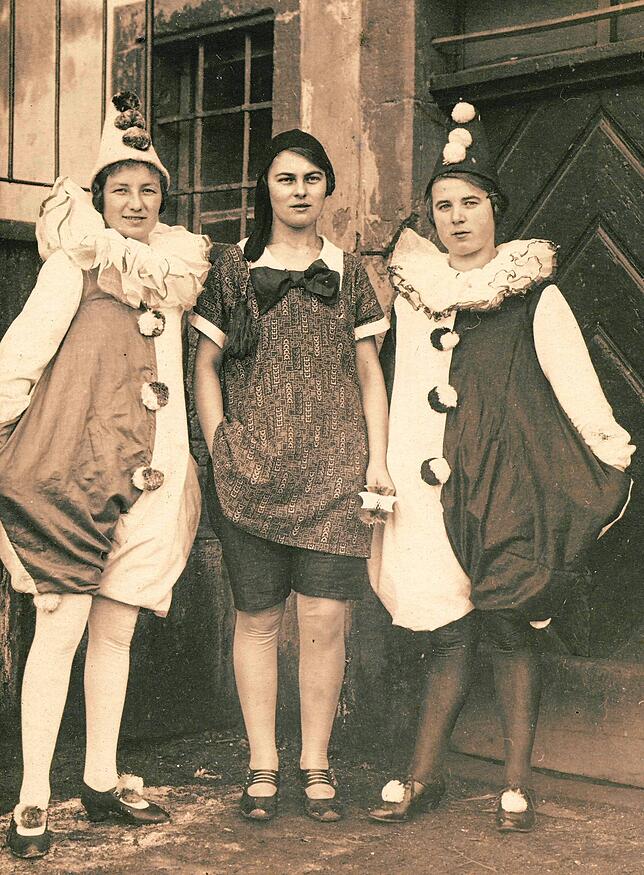 Die lebensfrohe Wally Kramer (Mitte) mit zwei Freundinnen bei der Fasnacht 1949: Zwei Monate später starb sie an den Folgen einer ...