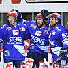 Tylor (rechts) und Tyson Spink (mitte) gefällt es offenbar sehr gut bei den Schwenninger Wild Wings. Die Szene zeigt die Zwillinge beim ...
