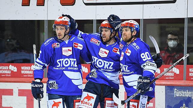 Tylor (rechts) und Tyson Spink (mitte) gefällt es offenbar sehr gut bei den Schwenninger Wild Wings. Die Szene zeigt die Zwillinge beim ...