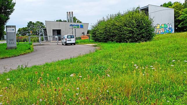 Auf der Grünfläche beim derzeitigen Heizwerk des Stadtwerks am See wird ein Solarthermiepark mit Wärmespeichern für das klimaneutrale ...