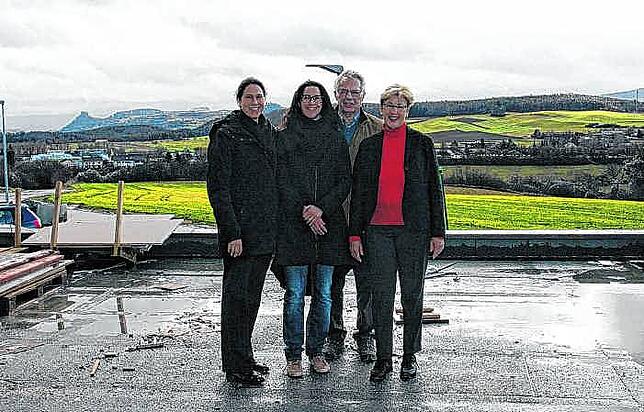 Die Familie Riemensperger kurz vor der Fertigstellung des Hotels an der Rastanlage Hegau West: (von links) Anja Rösner, Iris Brütsch, ...