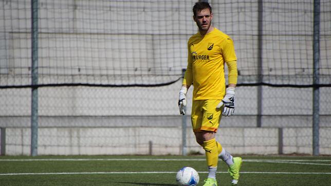 Beim FC Schonach war die personelle Notlage derart prekär, dass nach 35 Minuten der gelernte Torhüter Benjamin Wolber als Feldspieler ...