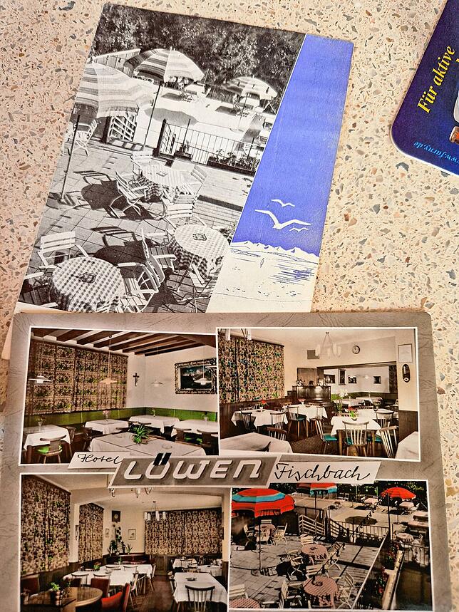 Eine Postkarte und ein Flyer vom ehemaligen Hotel Löwen.