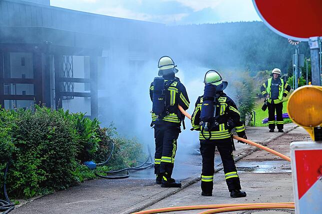 Bis der Strom abgeschaltet ist, müssen die Feuerwehrleute behutsam mit dem Einsatz von Löschwasser vorgehen.