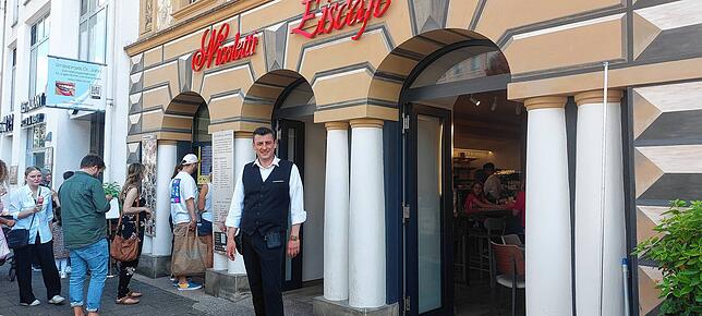 Alfredo Nicoletti vor dem Eiscafé Nicoletti auf der Marktstätte.