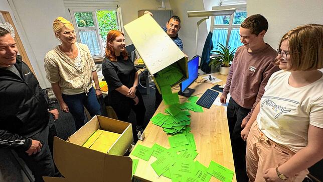 Die Auszählung der Kreistagswahl in Wehr: im Bild die Wahlhelfer (von links) Peter Lukasik, Wahlvorstand Sandra Regenauer, Jennifer ...