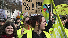 Demonstranten am 14. März bei den Tarifverhandlungen für den öffentlichen Dienst in Potsdam. Die Verhandlungen sind vorerst gescheitert, ...
