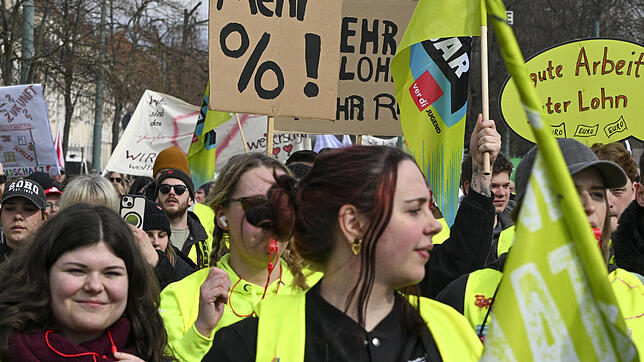Demonstranten am 14. März bei den Tarifverhandlungen für den öffentlichen Dienst in Potsdam. Die Verhandlungen sind vorerst gescheitert, ...