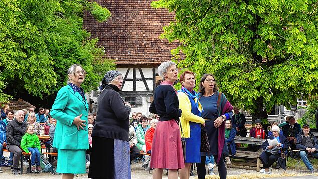 Die Seniorentheatergruppe spielt Szenen aus Pfeiffers Zeit nach, denn Franz Pfeiffer war ein begehrter Junggeselle, um den die Damenwelt ...