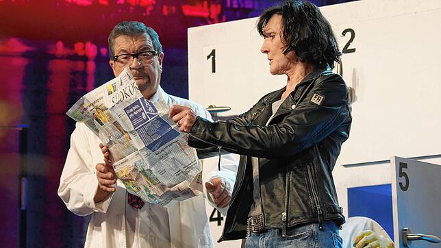 Auch sie werden wieder dabei sein: Norbert Heizmann und Claudia Zähringer, hier bei der Fernsehfasnacht 2023 als Gerichtsmediziner ...