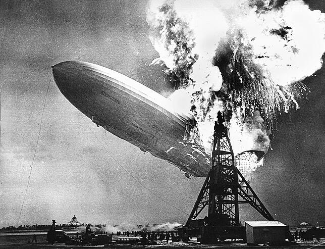 (Archiv) Der hintere Rumpfteil des Luftschiffs LZ 129 „Hindenburg“ wird am 6. Mai 1937 bei der Landung auf dem Luftschiffhafen von ...