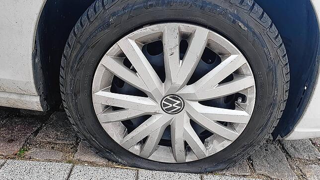 (Symbolbild) Die Reifen eines VW Up wurden in der Unterseestraße bei der Reichenau zerstochen, unser Bild zeigt einen ähnlichen Fall aus ...