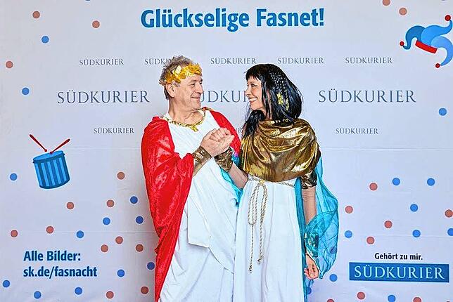 Bild 6: Bilder der SWR-Fasnacht: Narren glänzen vor der SÜDKURIER-VIP-Wand im Konzil