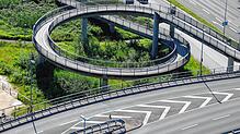 (Archivbild) Im Bereich der sich teilenden Straße auf der Schänzlebrücke kommt es am Montagmittag, 7. April, zu einem Autounfall.