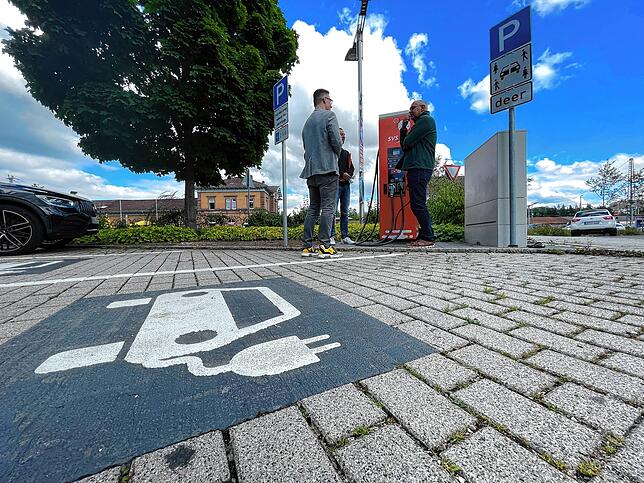 Die Mobilitätswende ist eine der großen Herausforderungen unserer Zeit. Unter anderem darum geht es im Gespräch zwischen Taxiunternehmer ...