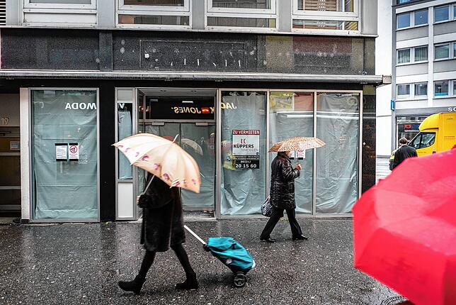 Symbolfoto: „Zu vermieten“ steht auf einem Schild in einem leerstehenden Laden in der Mainzer Innenstadt. In immer mehr ...