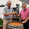Freuen sich auf die Museumsnacht und das Weinfest in der Zunftschüür der Poppele: Zunftmeister Stephan Glunk (links) und Zunftkanzler ...