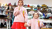 Die achtjährige Evelina und die dreijährige Amalia haben für den SÜDKURIER Kostüme getestet. Die Schwestern haben hier ihren Spaß im ...