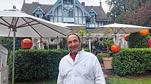 Hubertus Reiber im Garten seines Hotels &ndash; bisher war dies auch der Außenbereich des Restaurants, das nach einer letzten Hochzeit ...