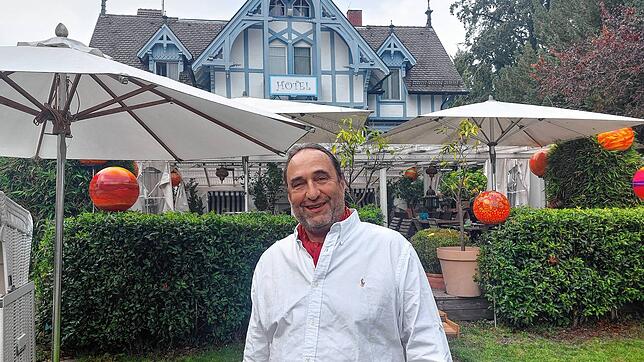 Hubertus Reiber im Garten seines Hotels &ndash; bisher war dies auch der Außenbereich des Restaurants, das nach einer letzten Hochzeit ...