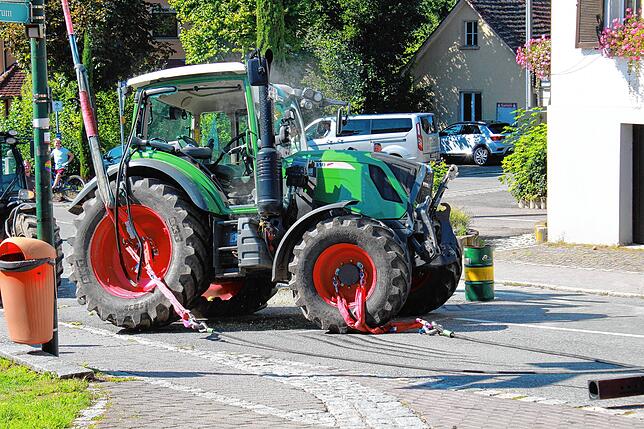 Bild 12: Wahlwies: Bilder - Bergung des umgekippten Traktors in der Adler-Kurve!