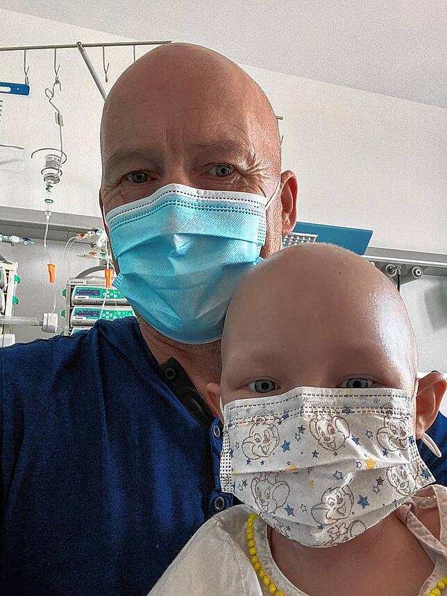 Claus-Michael Haydt mit seiner Tochter, die an Krebs erkrankt ist. Für Menschen, die gegen die Maskenpflicht demonstrieren, hat er kein ...