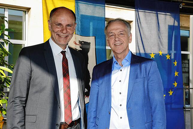Johannes Moser als Vorsitzender des Gemeindetages (rechts) gratuliert Wahlsieger Bernd Häusler.
