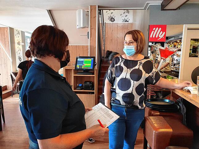 Carmen Wehrle (links) im Gespräch mit Andrea Scalabrin von der Osteria Bar Eden.