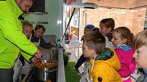 Oliver Rausch vom Naturpark Südschwarzwald zeigt Viertklässlern der Inzigkofener Grundschule, wie Haferflocken den Linsenbrotaufstrich ...
