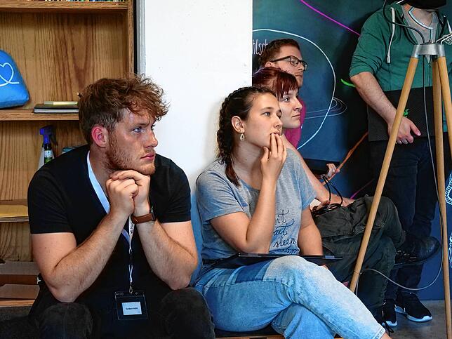 Bei den Abschlusspräsentationen des Hackathons wurde zugehört und mitgedacht.