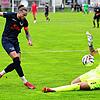 Der Singener Volkan Bak (links) scheitert in der 8. Minute an Gästekeeper Kevin Rombach.