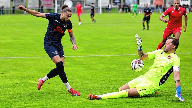 Der Singener Volkan Bak (links) scheitert in der 8. Minute an Gästekeeper Kevin Rombach.