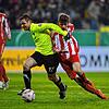 Die &bdquo;Axt&ldquo; packt zu: Thomas Stehle im Januar 2011 bei einem Zweikampf im DFB-Pokal mit Thomas Müller vom FC Bayern München ...